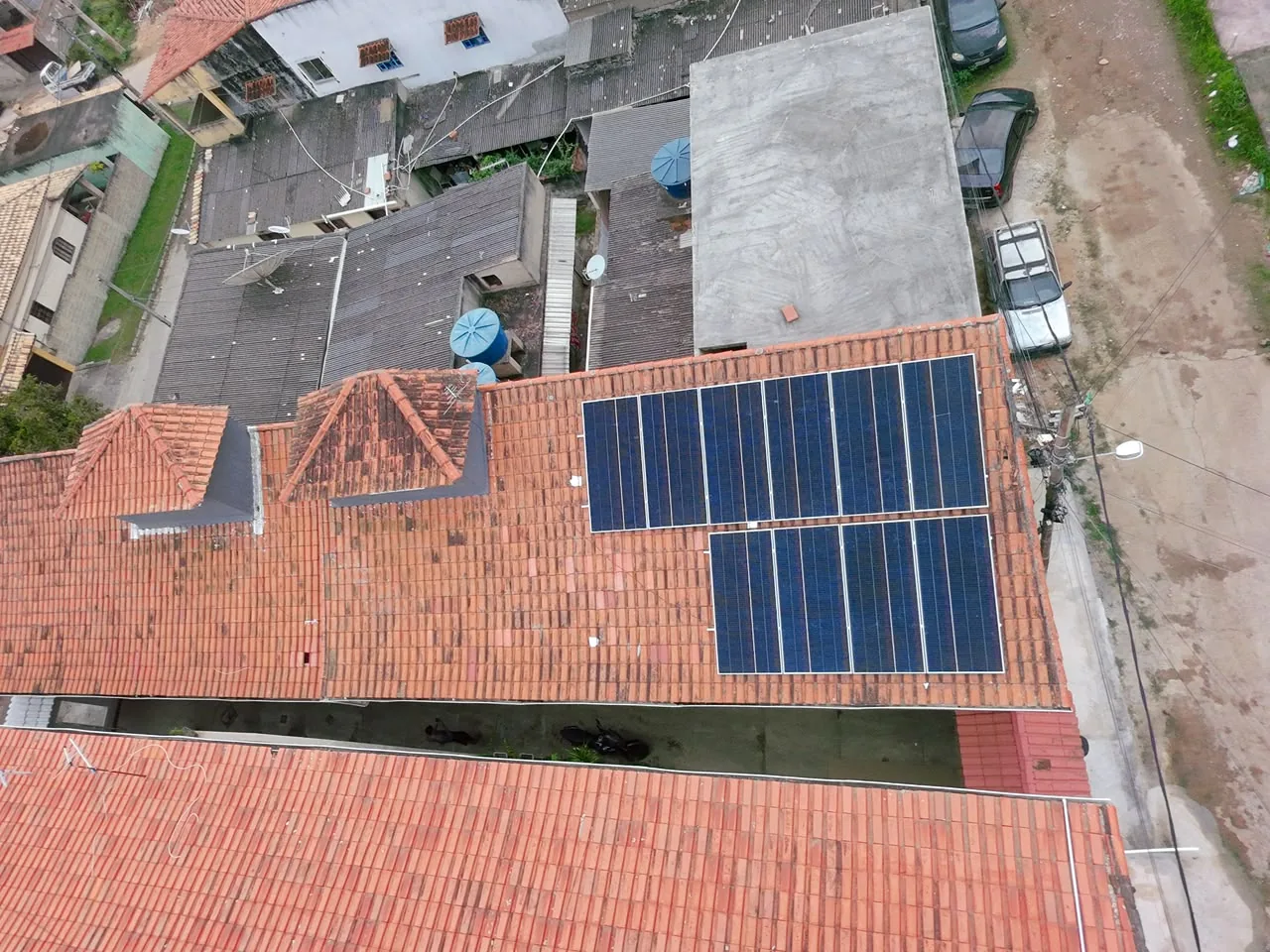 Instalação residencial de painéis solares executada pela Sunleg Engenharia em Cabo Frio