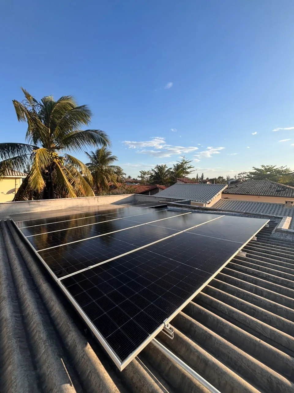 Painéis solares instalados em telhado cerâmico, Região dos Lagos.
