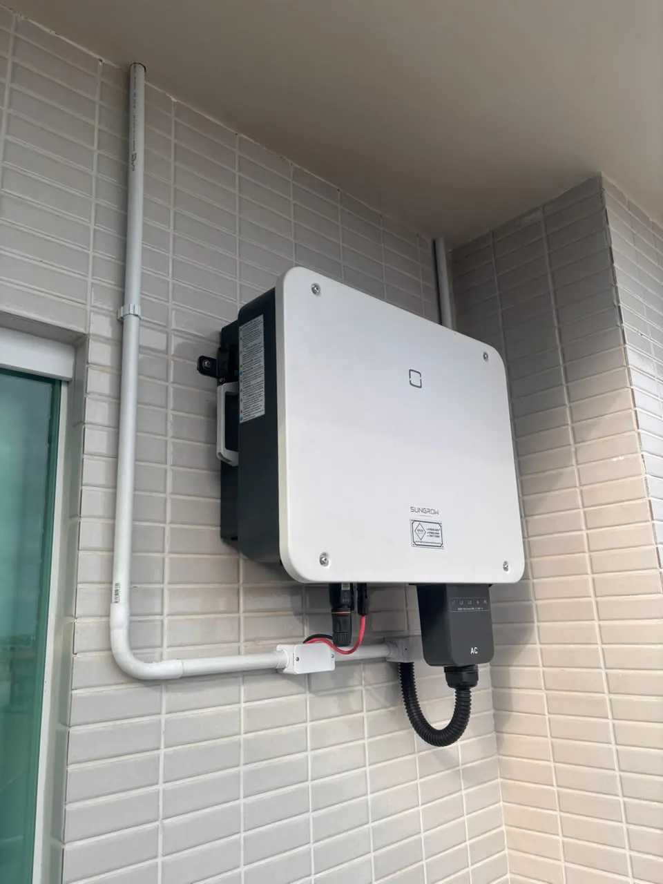Inversor solar instalado durante execução de projeto na Região dos Lagos.